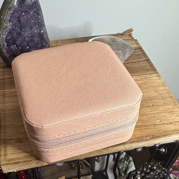 Chic Peach Jewelry Organizer - Picture 1 of 3